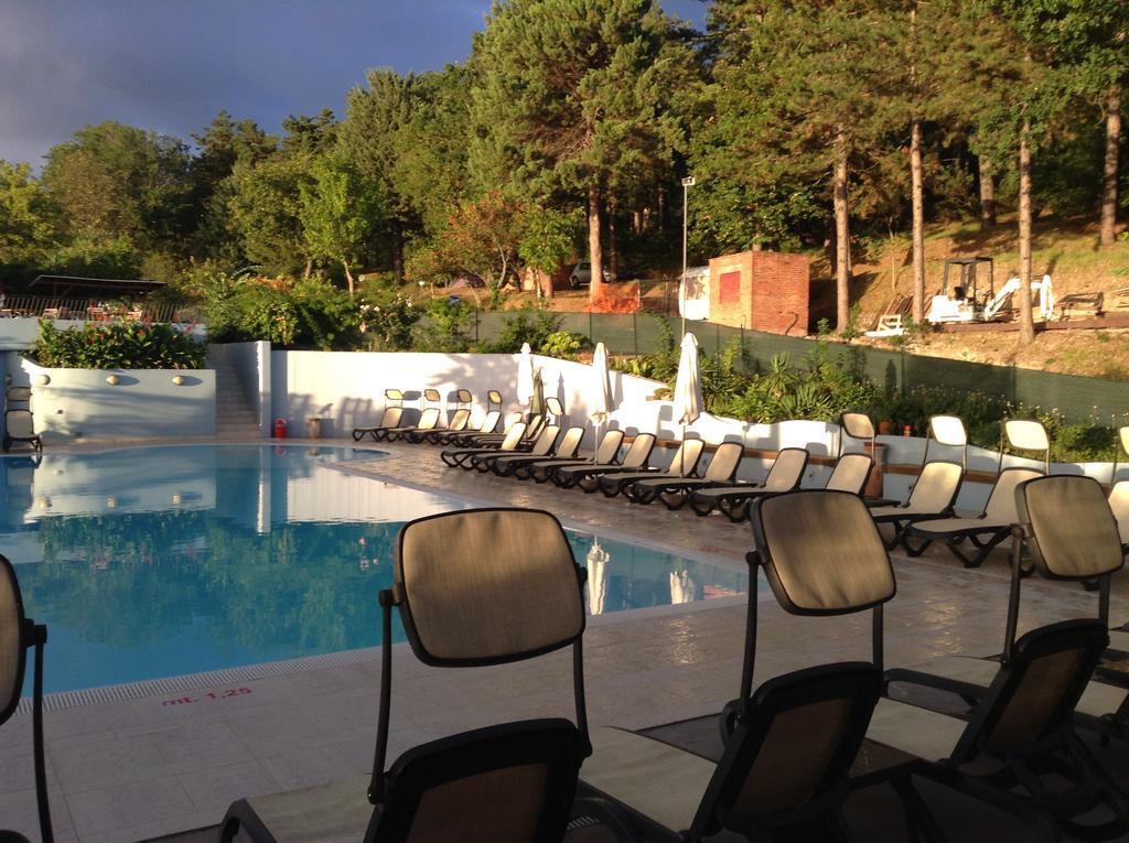 Hotel Camping Pineta Urbino Exterior foto